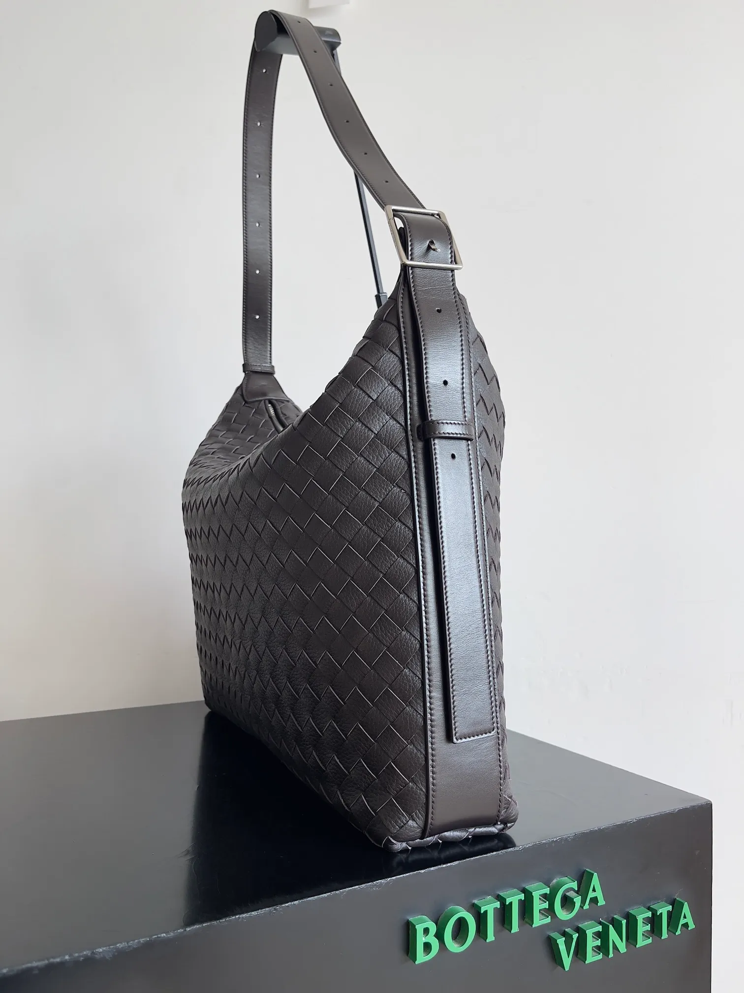 Batch 2800 BOTTEGA VENETA's new Traveler deerskin series is here! The travel season is coming soon, and I believe you must need a large-capacity and simple bag. This new Traveler is very in line with the current travel craze. The whole bag is designed with deerskin and is made of the highest quality leather. It feels tougher to the touch. The super large capacity is suitable for short trips. Traveling with friends and family does not require carrying heavy luggage. It is also very convenient for friends who often travel for work. You can carry two changes of clothes and a computer with you. It also comes with an adjustable shoulder strap to free your hands. Style number: 806974 Size: 44*33*9cm